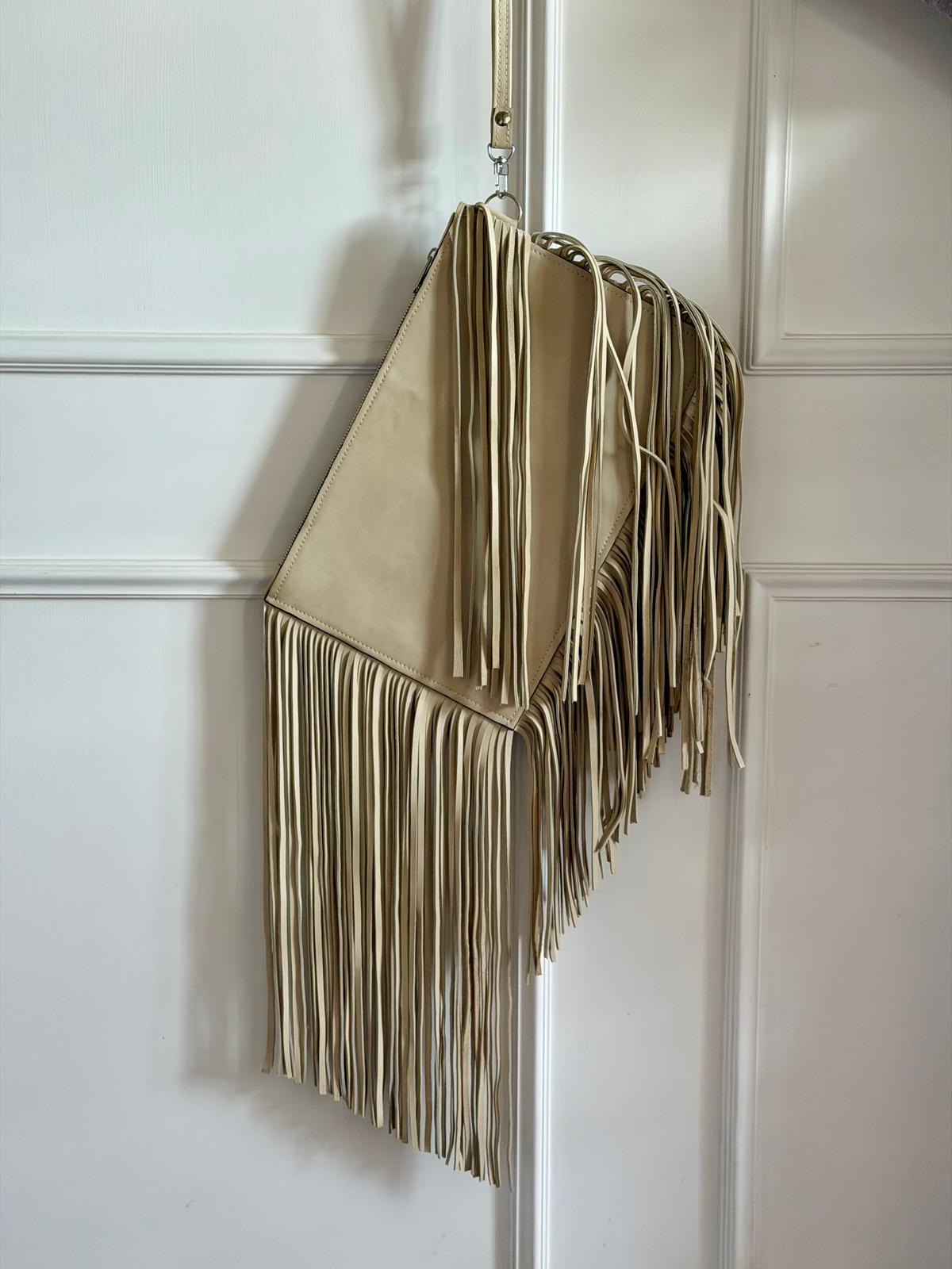 Pochette di forma rettangolare in pelle di vitello liscia bianco sporco con frange e manici a spalla