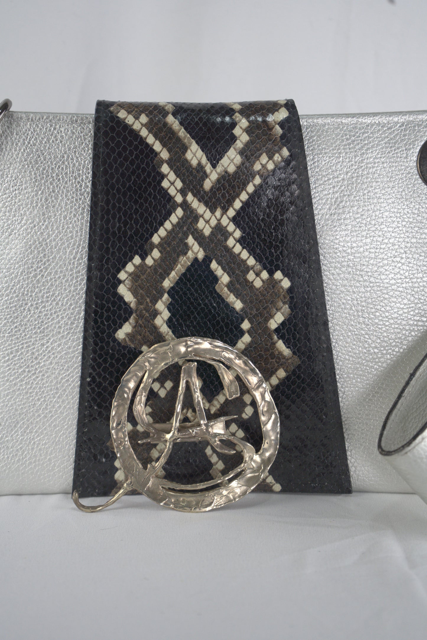 Borsa rettangolare martellata compatta in stampa serpente