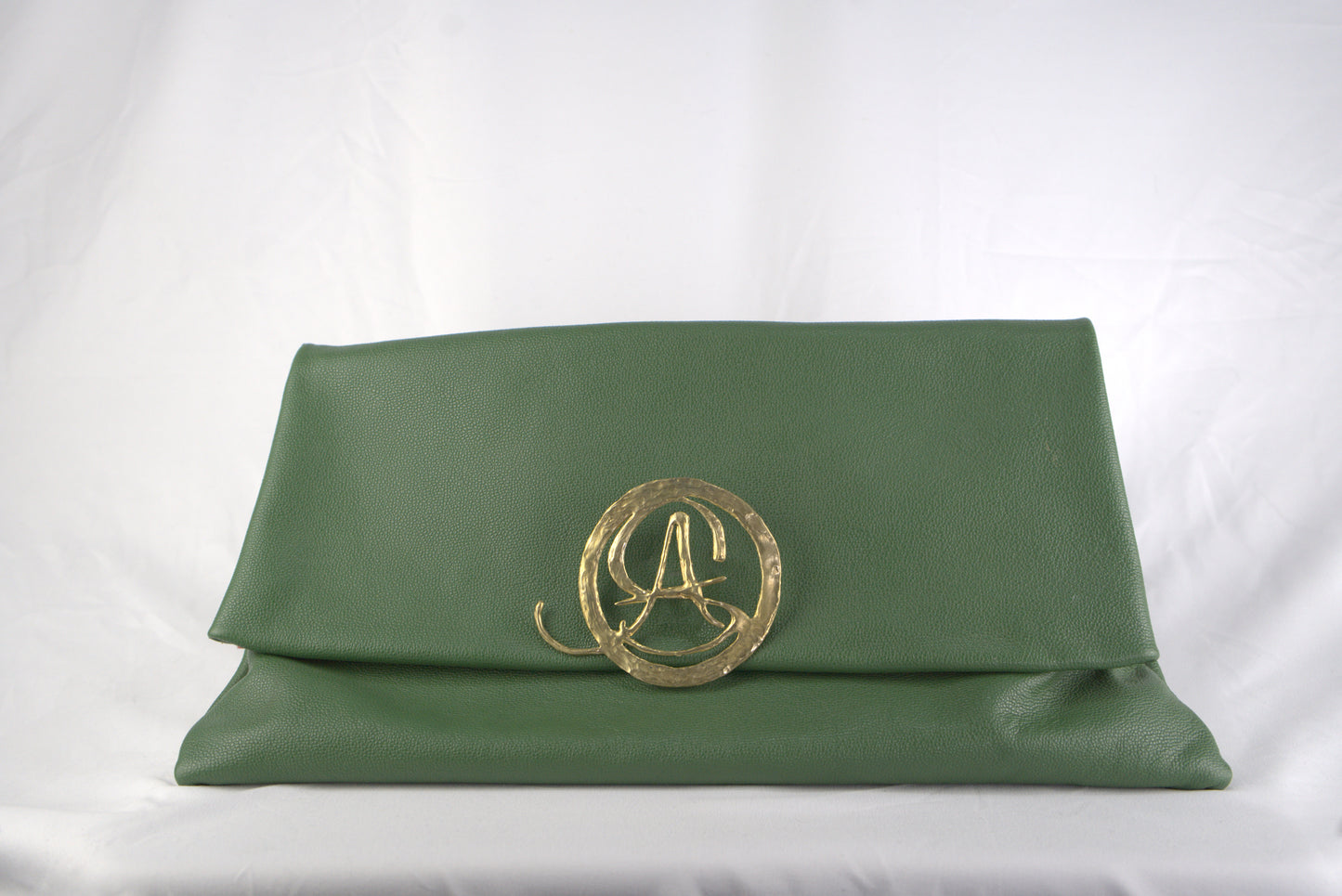 Pochette verde in pelle martellata