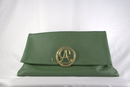 Pochette verde in pelle martellata