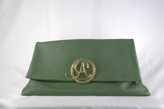 Pochette verde in pelle martellata
