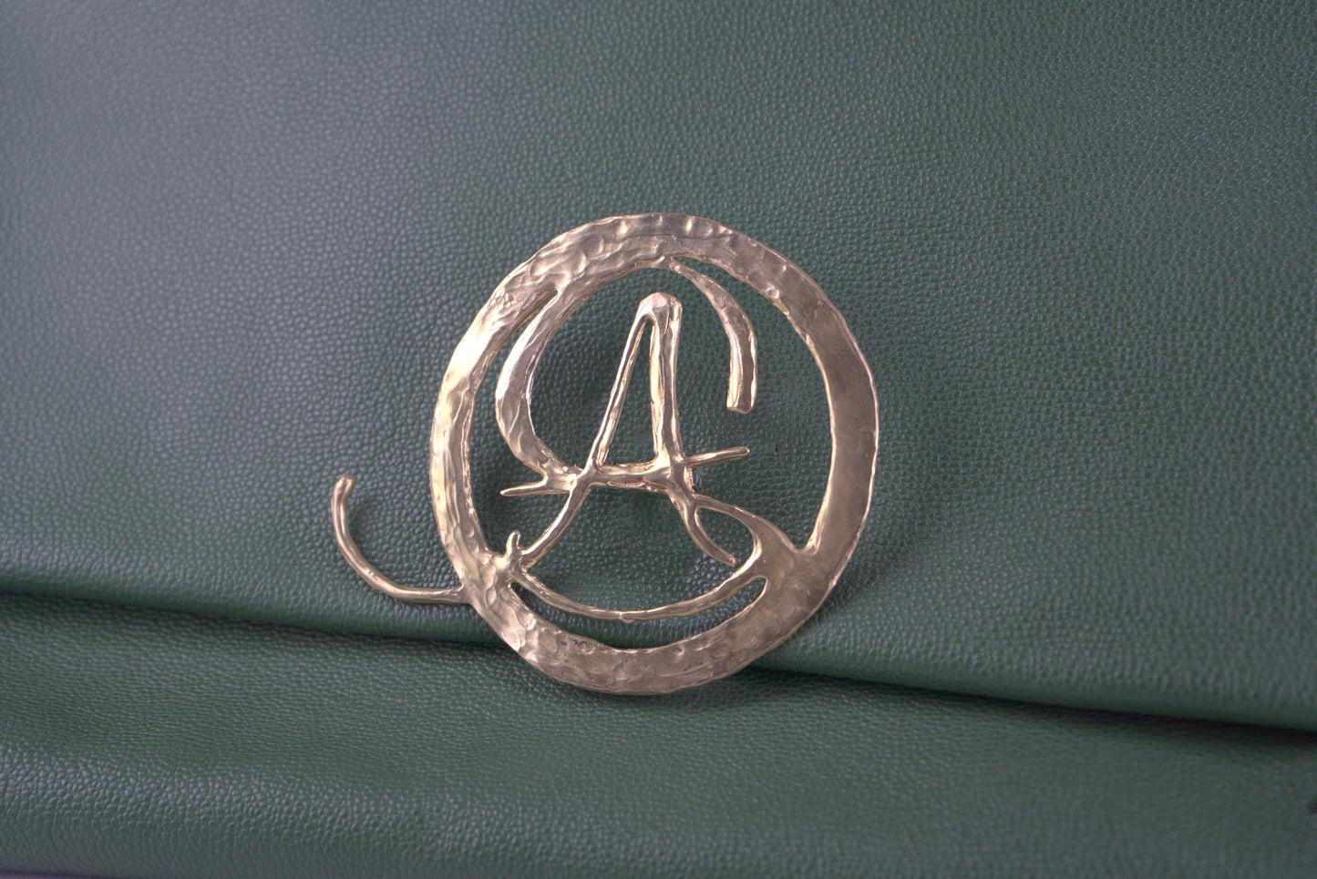 Pochette verde in pelle martellata