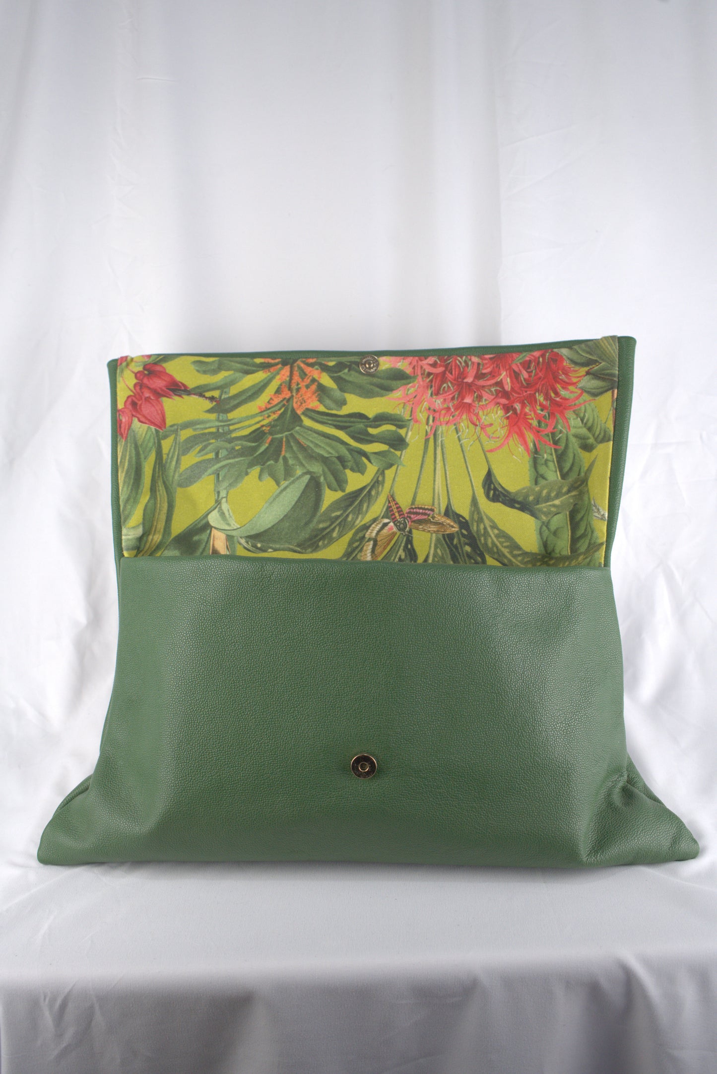 Pochette verde in pelle martellata