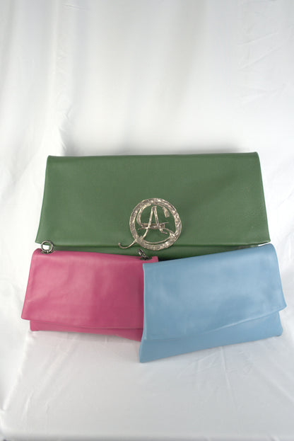 Pochette verde in pelle martellata