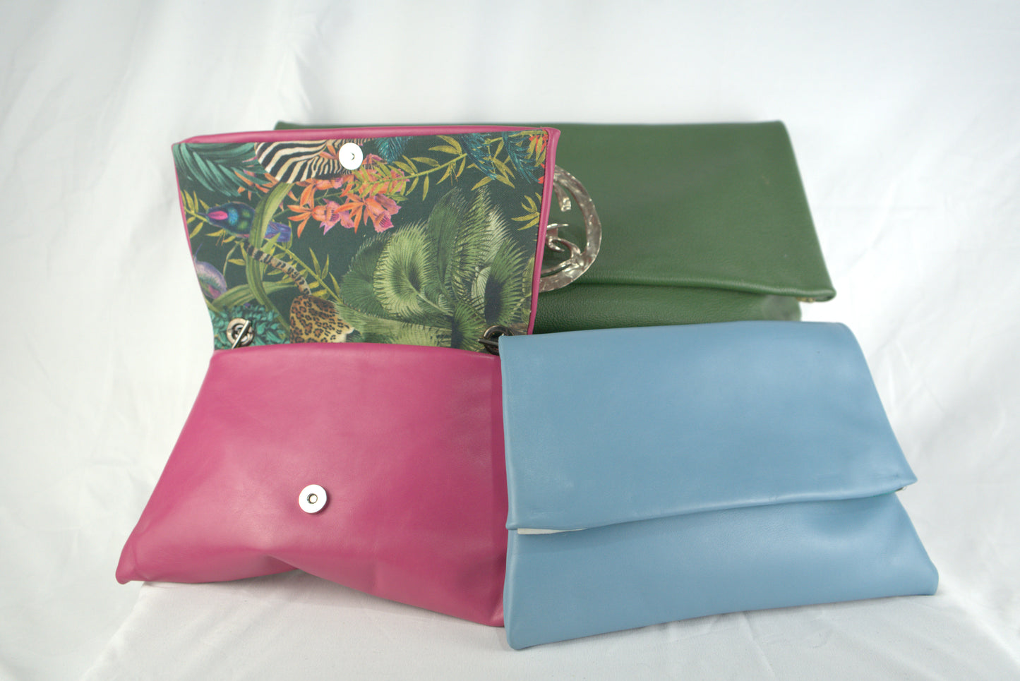 Pochette verde in pelle martellata