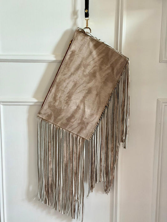 Pochette rettangolare in pelle stampa lucertola con frange e manico a spalla